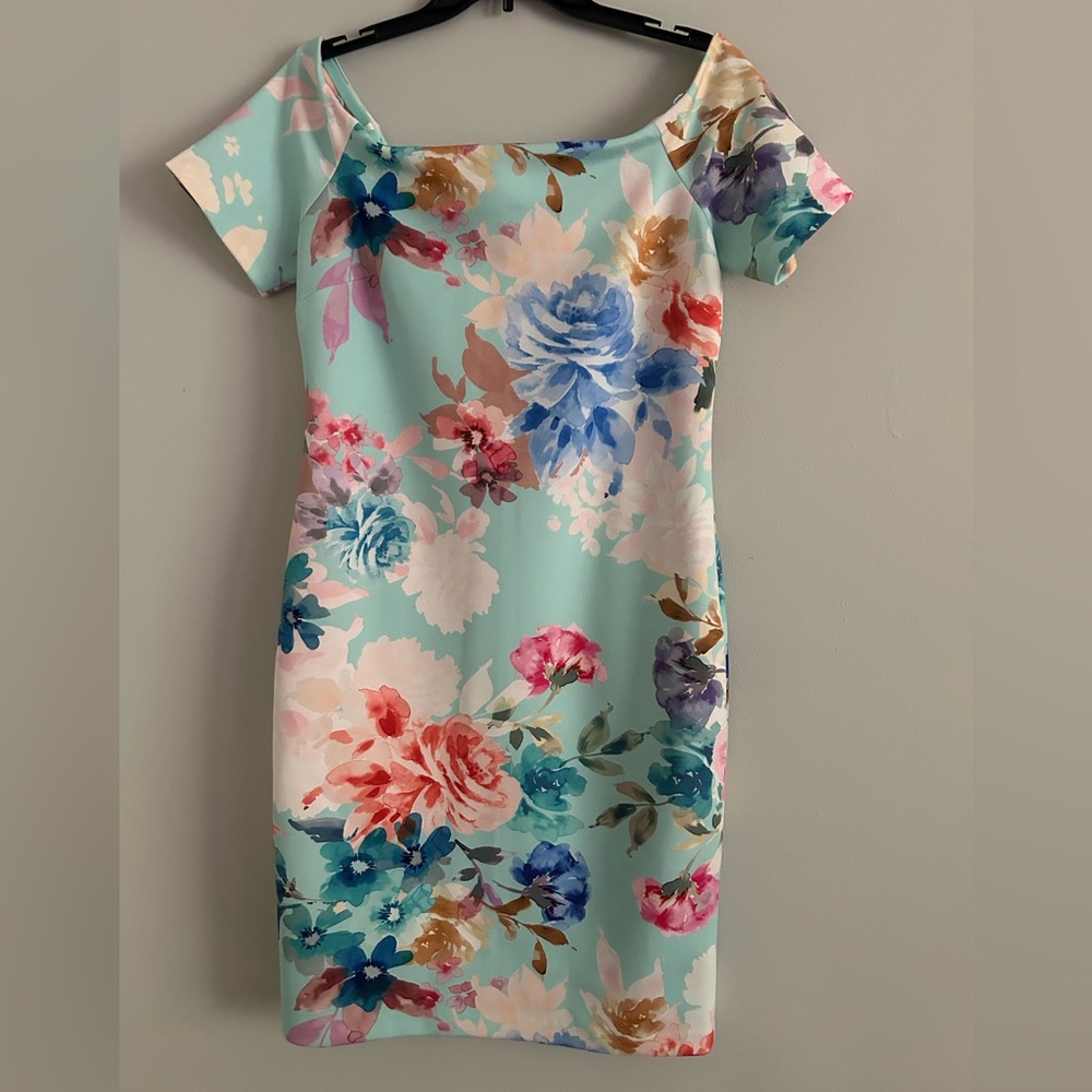 Brand new. Great for any occasion. Floral print.
